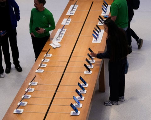 IDC cuts global smartphone shipments forecast on tariff volatility