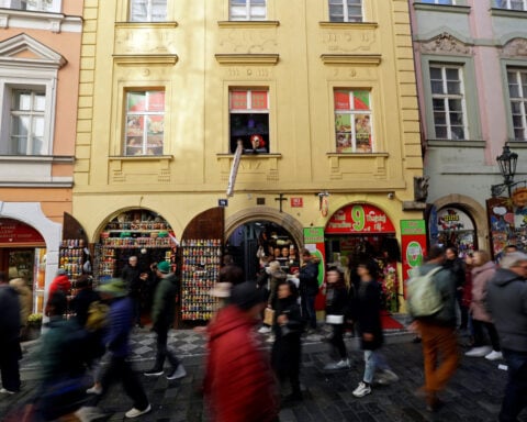 Czech economy accelerates in first quarter on higher household spending