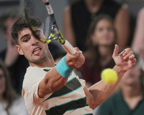 French Open: Swiatek and Sabalenka reach fourth round without dropping a set but Alcaraz labors