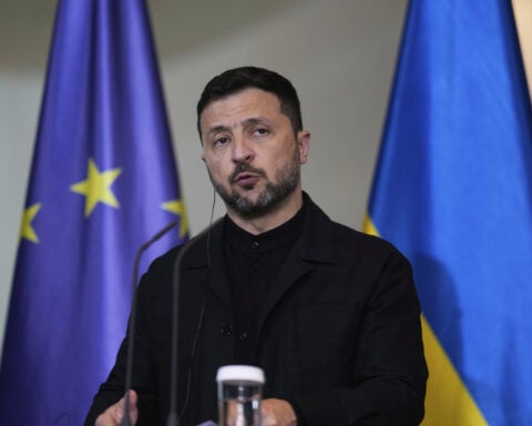 2 killed in Russian attacks on Ukraine as prospects for talks remain uncertain
