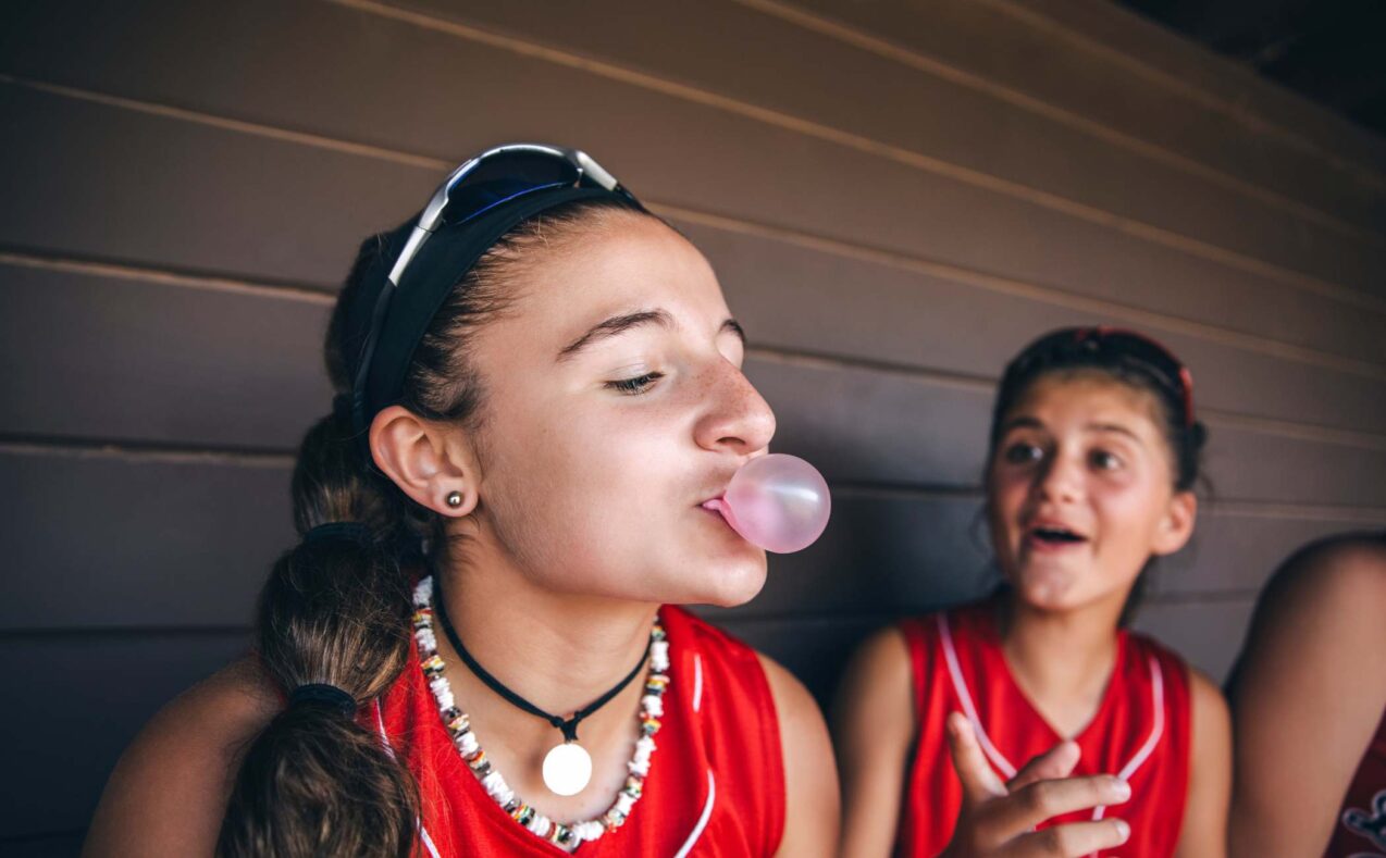 How many microplastic particles does chewing gum release?