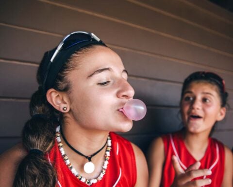 How many microplastic particles does chewing gum release?