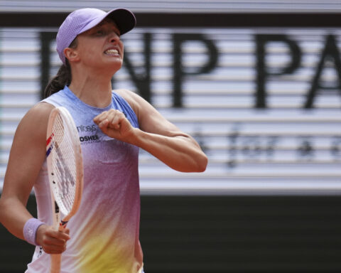 French Open: Iga Swiatek beats Elena Rybakina and extends her bid for a 4th title in a row