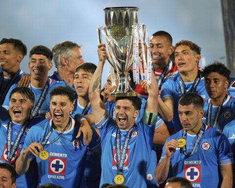 Cruz Azul beats the Vancouver Whitecaps 5-0 for the CONCACAF Champions Cup title