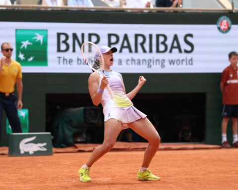 Iga Świątek records 25th straight French Open win with hard-fought comeback against Elena Rybakina