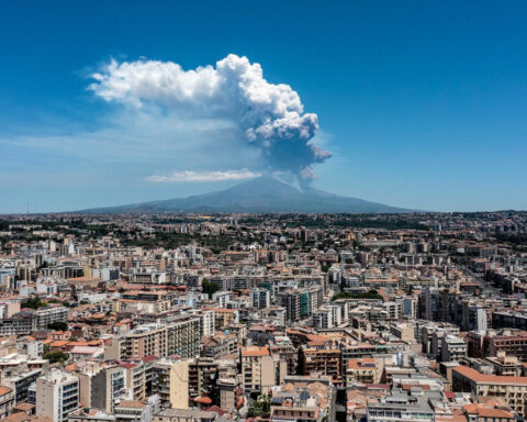 Huge eruption on Italy’s Mt. Etna leaves tourists fleeing volcano