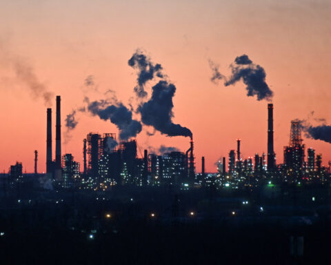 Global oil refiners see short-term boost from higher margins