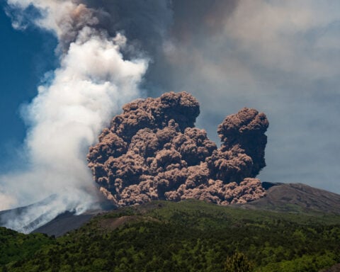 Tourists told to heed warnings after Etna eruption