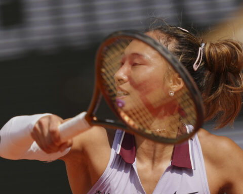Top-ranked Sabalenka overcomes Zheng and windy conditions to reach French Open semis