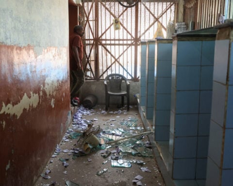 More than 200 prisoners break out of Pakistani jail after earthquake panic, says official