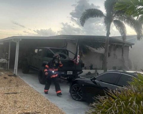 Good Samaritan rescues man from mobile home fire in Florida