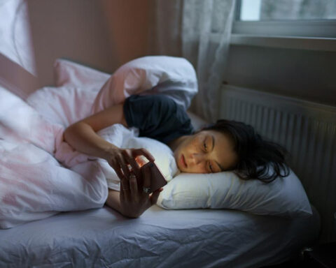Social media before bedtime wreaks havoc on sleep—a sleep researcher explains why screens alone aren't the main culprit