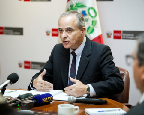 Peru expects small rise in 2025 copper output, long battle versus illegal gold mining