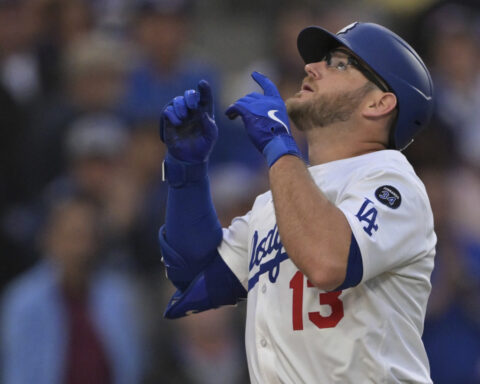 Muncy's 2 homers and Freeman's RBI double lift Dodgers over Mets 6-5 in 10 innings