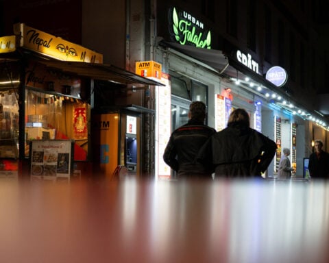 German services sector contracts at fastest rate in 2-1/2 years, PMI shows