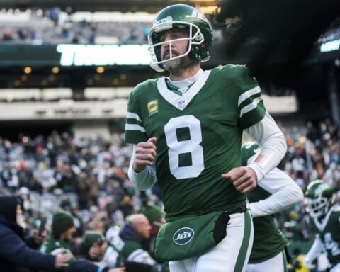 Aaron Rodgers ends months-long dance with Steelers by agreeing to a 1-year deal