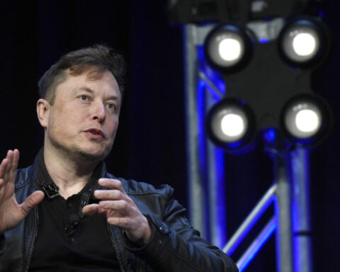 Elon Musk pulls back on threat to withdraw Dragon spacecraft