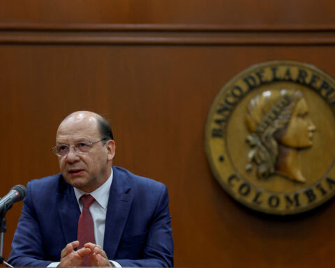 Colombia will not paralyze economy to comply with fiscal rule, says minister