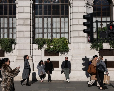 UK private-sector pay settlements fall despite higher minimum wage, data shows