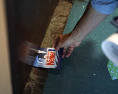 Who's that knocking at your door? It's Anthony Weiner on a comeback tour
