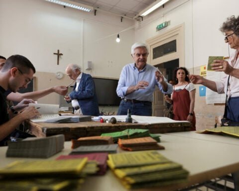 Low turnout thwarts Italian referendums, deals blow to opposition