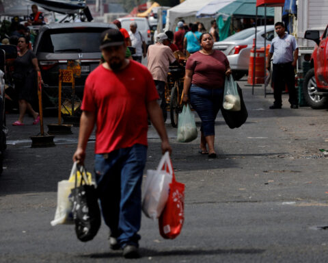Mexico's inflation exceeds target, casting doubt on next central bank moves