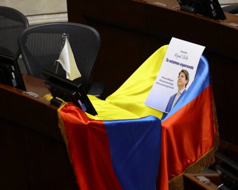 Colombian senator Uribe shows little response to treatment after shooting