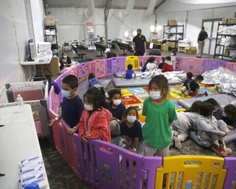 Judge orders US refugee office to reconsider some children's cases