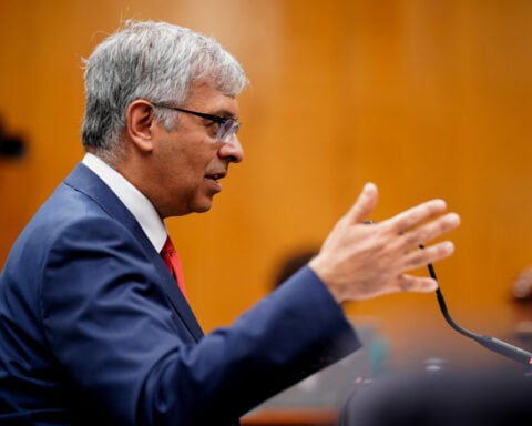 NIH director hopes to settle with US universities over suspended grants