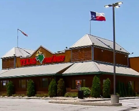 Woman captures Texas Roadhouse brawl on camera