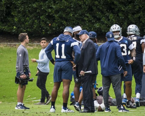 Micah Parsons shows up for minicamp with Cowboys, has lengthy chat with Jerry Jones