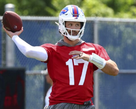 Bills quarterback Josh Allen shows off new ring following marriage to actor Hailee Steinfeld