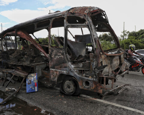 At least 7 killed in explosions and attacks outside police stations in southwest Colombia