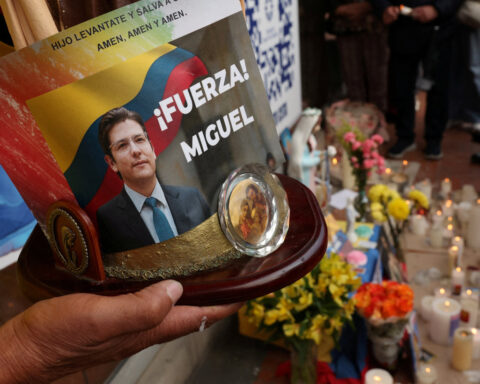 Colombian senator Uribe shows signs of improvement after shooting