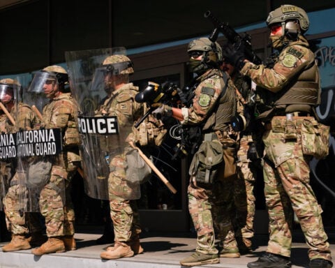 What are US troops doing in Los Angeles?