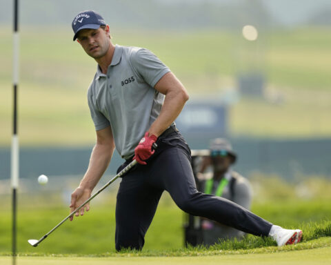 Sam Burns leads US Open with 65 and avoids calamity at Oakmont
