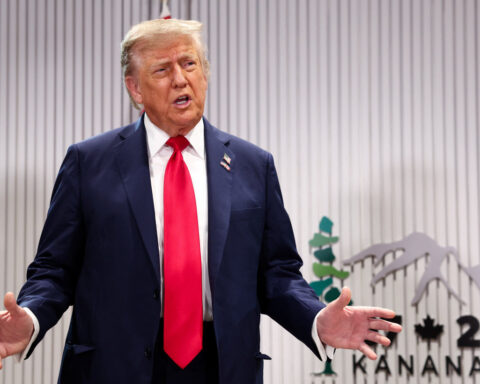 Trump predicts Iran will sign nuclear deal