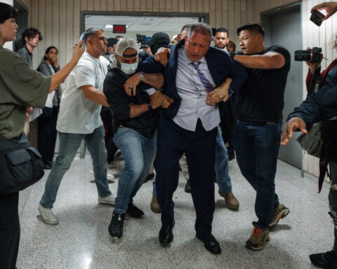 Federal officers arrest mayoral candidate Brad Lander at immigration court