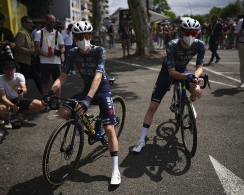 What to know about the COVID variant that may cause 'razor blade' sore throats