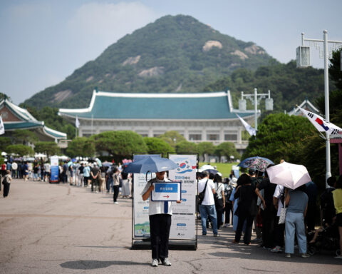 Visitors rush to see South Korea's Blue House before presidential return
