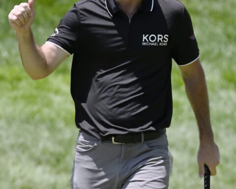 Scheffler hits a perfect shot and plenty of great ones for a 62 to share lead at Travelers