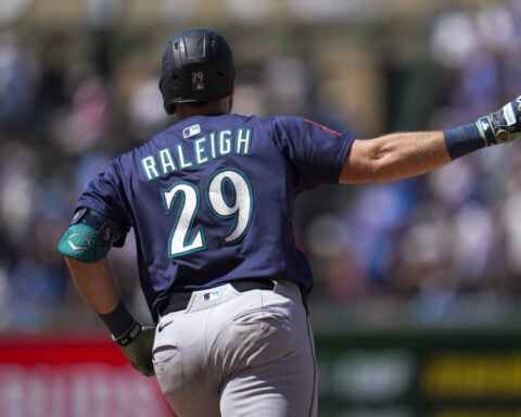 Raleigh homers twice, breaks Bench's record in the Mariners' 9-4 victory over the Cubs
