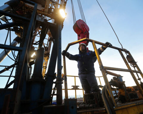 Oil keeps calm, MidEast conflict carries on