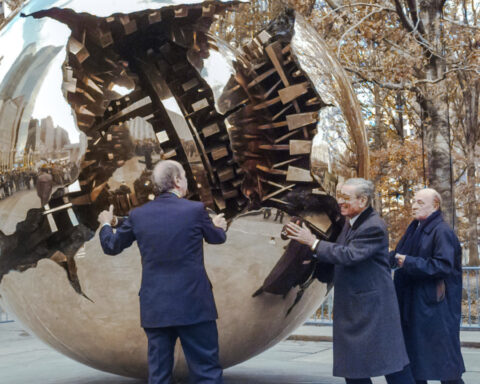 Arnaldo Pomodoro, whose bronze spheres decorate prominent public spaces around the world, dies at 98