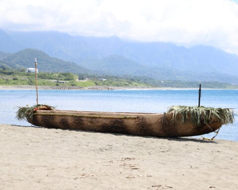 With a primitive canoe, scientists replicate prehistoric seafaring