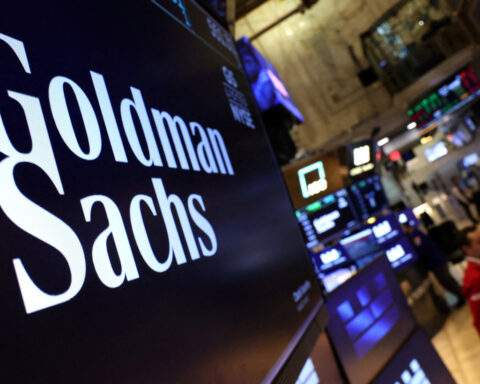 Hedge funds sell energy stocks as oil slumps, says Goldman Sachs