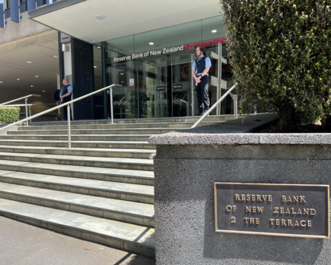 New Zealand central bank holds cash rate at 3.25%