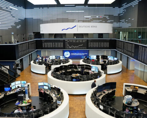 Euro shrugs at tariffs, but bonds balk