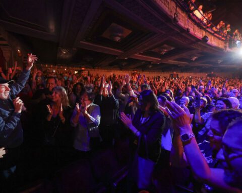 Neil Diamond surprises theatergoers with ‘Sweet Caroline’ performance