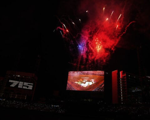 MLB honors Hank Aaron with recreation of record 715th homer during All-Star Game